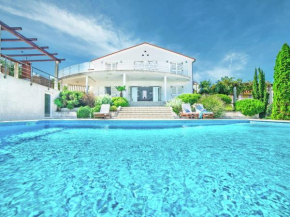 Spacious detached villa with pool near Pula with sea view
